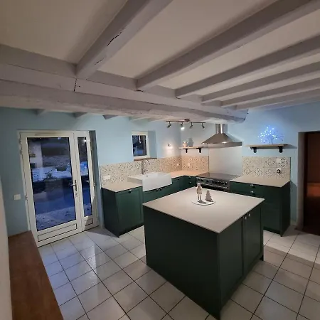 Hébergement de vacances Au Mont De La Quintine # Piscine & Jacuzzi #