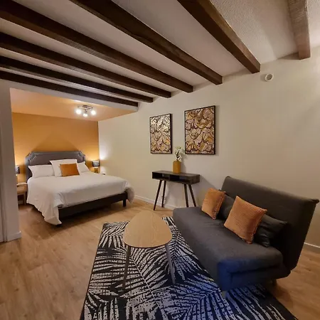 Hébergement de vacances Au Mont De La Quintine # Piscine & Jacuzzi #