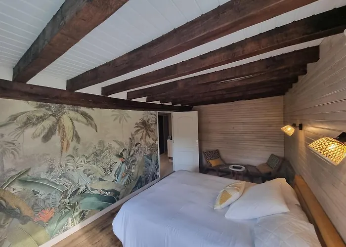 Hébergement de vacances Au Mont De La Quintine # Piscine & Jacuzzi # Saint-Quentin-sur-le-Homme