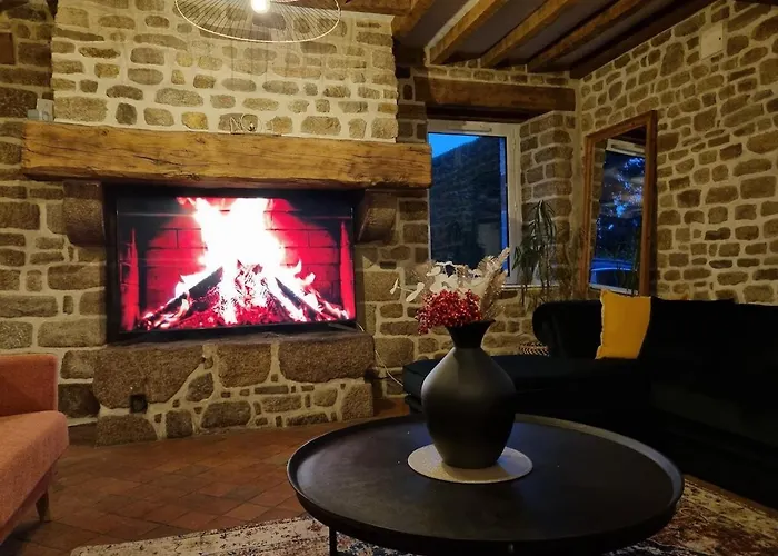 Hébergement de vacances Au Mont De La Quintine # Piscine & Jacuzzi #