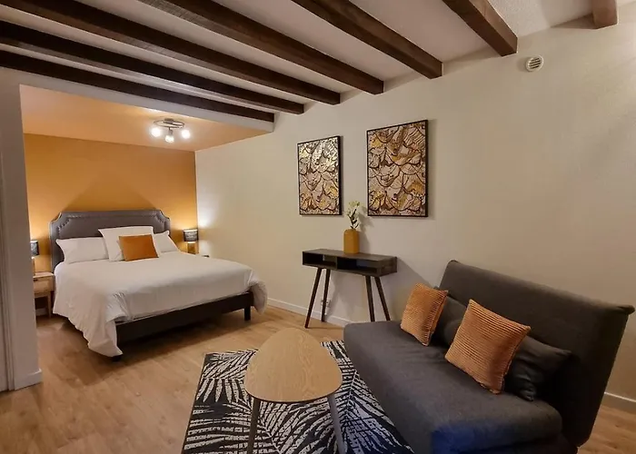 Hébergement de vacances Au Mont De La Quintine # Piscine & Jacuzzi #